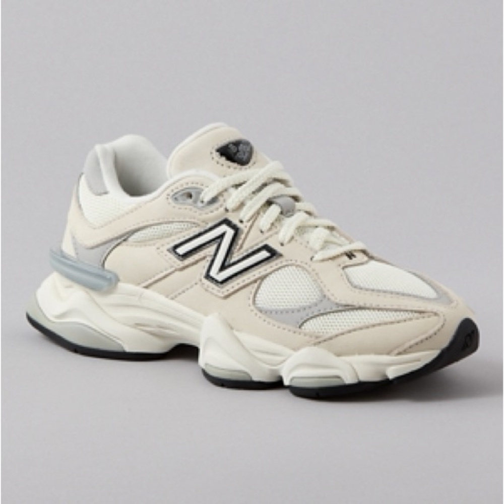 New Balance Women’s Beige/Off-White 9060 Classic Running Sneaker w8.5